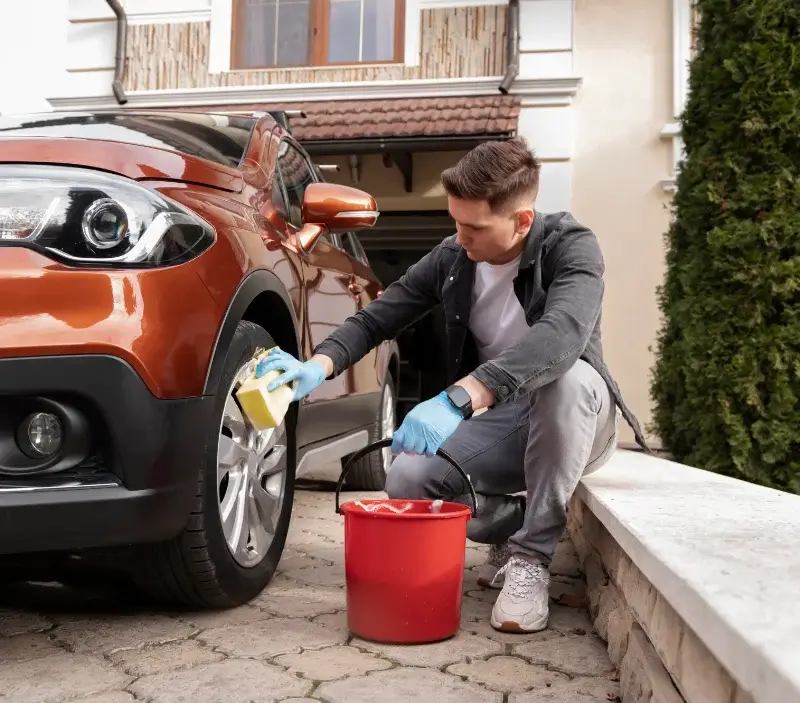Lavage auto à domicile Espinasse-Vozelle : professionnel intervenant sur un véhicule